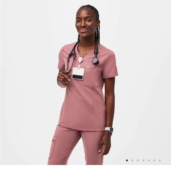 Figs scrub set in mauve. - Picture 3 of 4